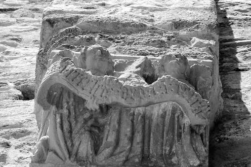 Engelfigur an einer Säule einer Kirchenruine