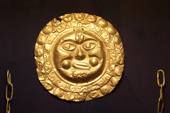 Getriebene Brustplatte mit Gesicht aus silberhaltigem Goldblech, Brüningsammlung, MARKK