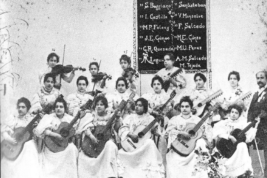Gruppe von Musikerinnen, ohne Daten - Grupo de músicos femininos, sin fechas´ (Foto von Hans Hinrich Brüning, Ausschnitt) In: Raddatz, Corinna (Hrsg.): Fotodokumente aus Nordperu von Hans Heinrich Brüning (1848-1928), Selbstverlag des Hamburgischen Museums für Völkerkunde mit Unterstützung der Kulturabteilung des Auswärtigen Amtes, Bonn, Hamburg 1990, S. 63